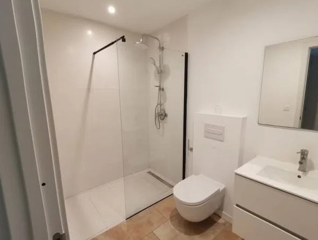 Ab 1.9.  freies WG-Zimmer mit eigenem Zugang zur Dusche/Bad