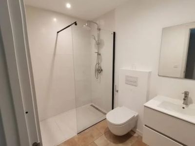 Ab 1.9.  freies WG-Zimmer mit eigenem Zugang zur Dusche/Bad