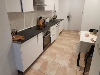 Ab 1.9.  freies WG-Zimmer mit eigenem Zugang zur Dusche/Bad
