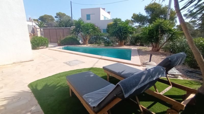 A PARTIR DEL 27 DE JUNIO; Chalet con jardín, piscina y calefacción por suelo radiante en Cala Llombards -- CH 87