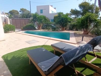 A PARTIR DEL 27 DE JUNIO; Chalet con jardín, piscina y calefacción por suelo radiante en Cala Llombards -- CH 87