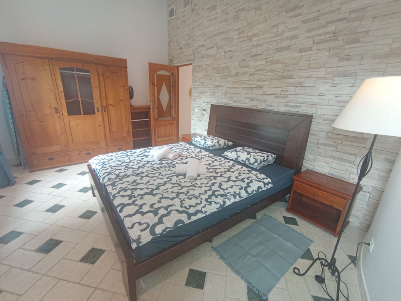 A PARTIR DEL 27 DE JUNIO; Chalet con jardín, piscina y calefacción por suelo radiante en Cala Llombards -- CH 87