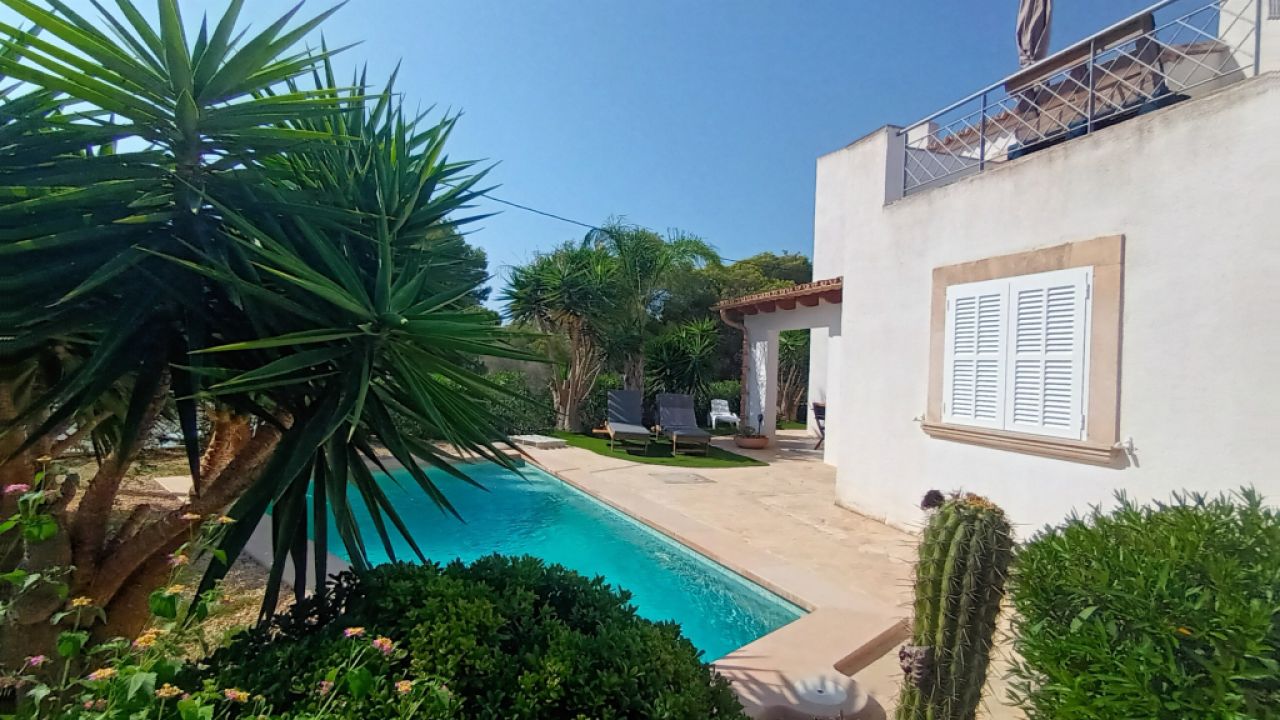 A PARTIR DEL 27 DE JUNIO; Chalet con jardín, piscina y calefacción por suelo radiante en Cala Llombards -- CH 87