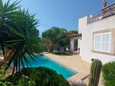 A PARTIR DEL 27 DE JUNIO; Chalet con jardín, piscina y calefacción por suelo radiante en Cala Llombards -- CH 87