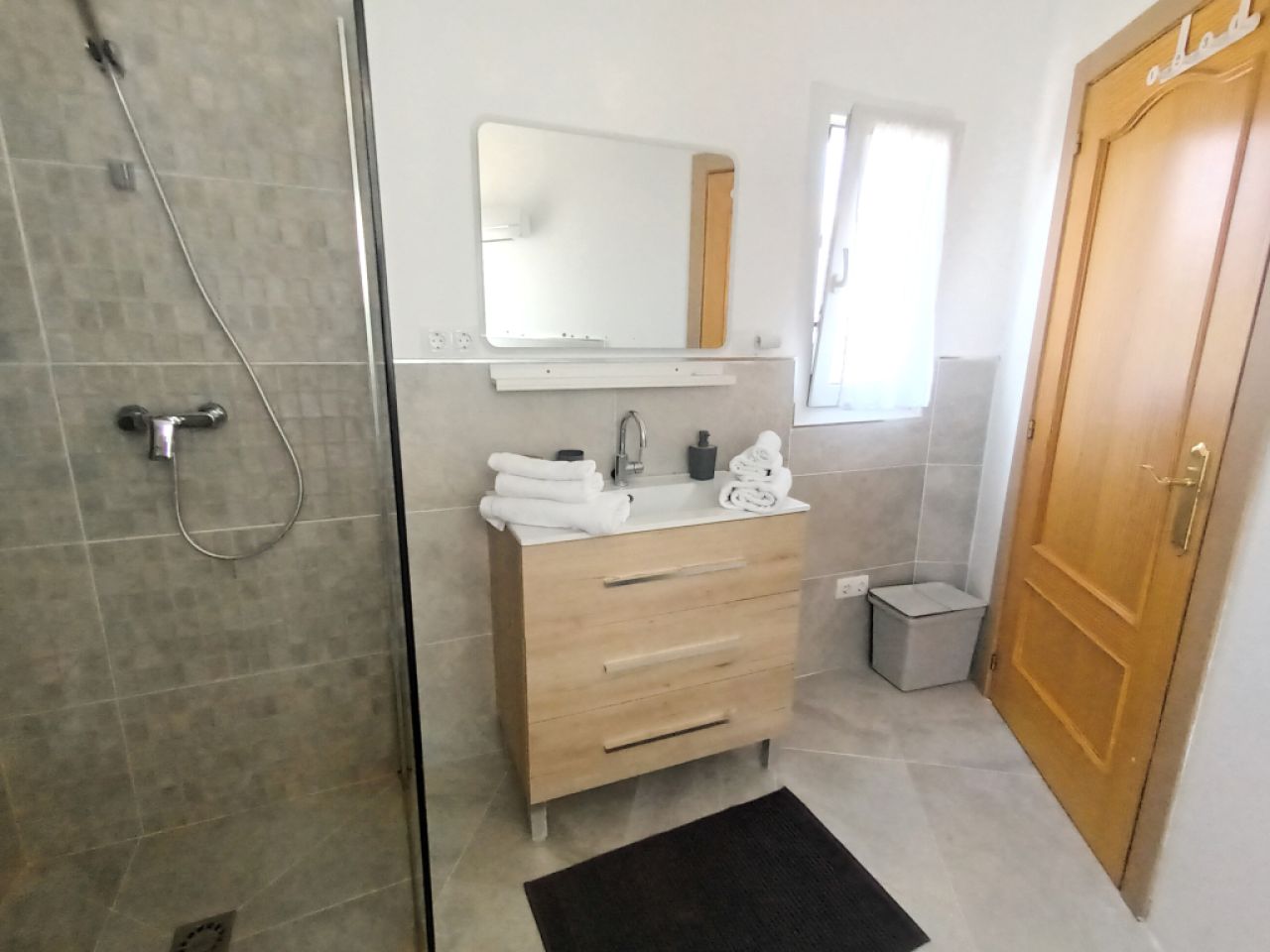 A PARTIR DEL 27 DE JUNIO; Chalet con jardín, piscina y calefacción por suelo radiante en Cala Llombards -- CH 87