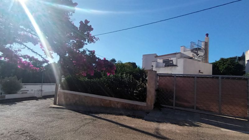 A PARTIR DEL 27 DE JUNIO; Chalet con jardín, piscina y calefacción por suelo radiante en Cala Llombards -- CH 87