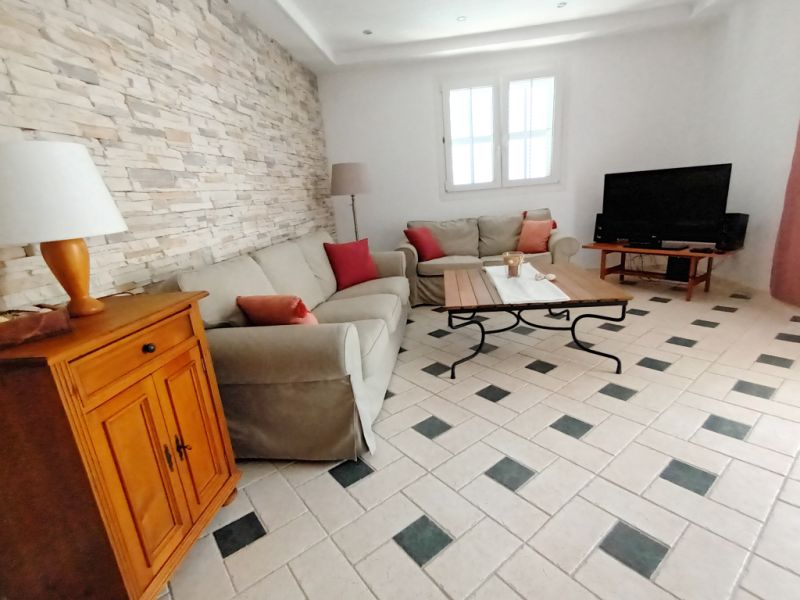 A PARTIR DEL 27 DE JUNIO; Chalet con jardín, piscina y calefacción por suelo radiante en Cala Llombards -- CH 87