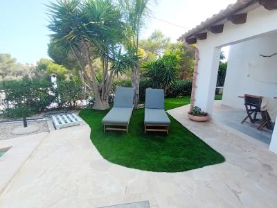 A PARTIR DEL 27 DE JUNIO; Chalet con jardín, piscina y calefacción por suelo radiante en Cala Llombards -- CH 87