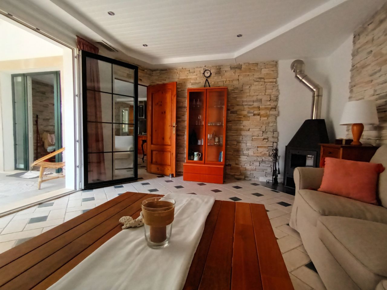 A PARTIR DEL 27 DE JUNIO; Chalet con jardín, piscina y calefacción por suelo radiante en Cala Llombards -- CH 87