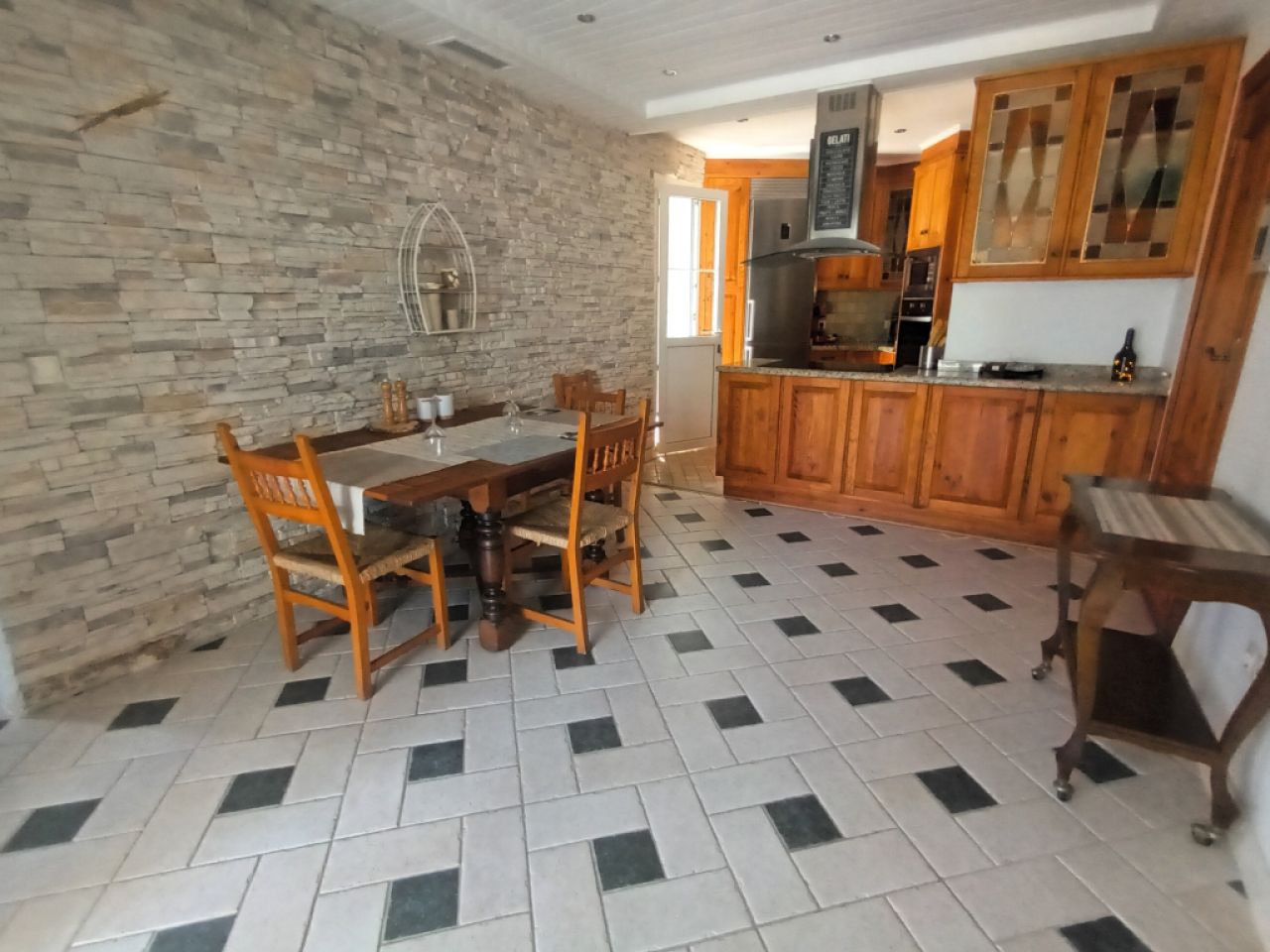 A PARTIR DEL 27 DE JUNIO; Chalet con jardín, piscina y calefacción por suelo radiante en Cala Llombards -- CH 87