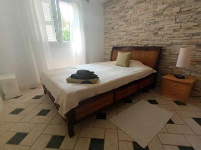 A PARTIR DEL 27 DE JUNIO; Chalet con jardín, piscina y calefacción por suelo radiante en Cala Llombards -- CH 87