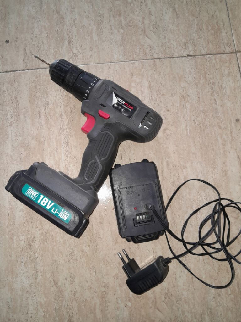 Akkuschrauber mit Ladekabel und Ersatzakku