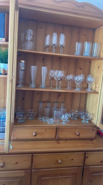 Alcudia - Schöner Vitrinenschrank / Anrichte aus Holz (Landhausstil)  Zu verschenken!