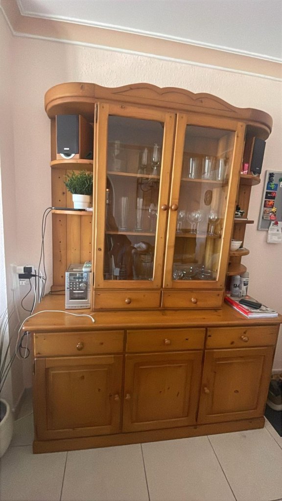 Alcudia - Schöner Vitrinenschrank / Anrichte aus Holz (Landhausstil)  Zu verschenken!