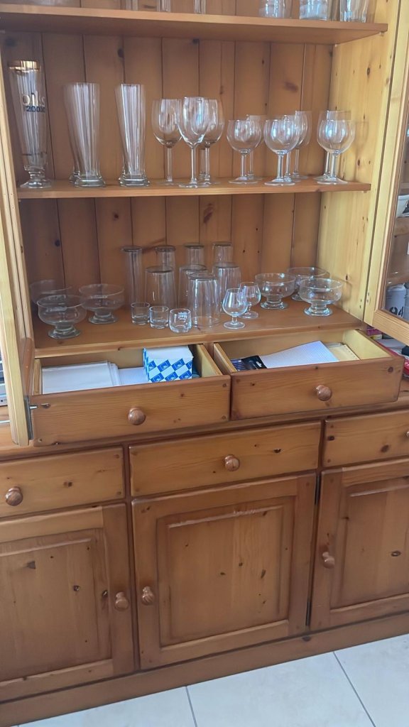 Alcudia - Schöner Vitrinenschrank / Anrichte aus Holz (Landhausstil)  Zu verschenken!