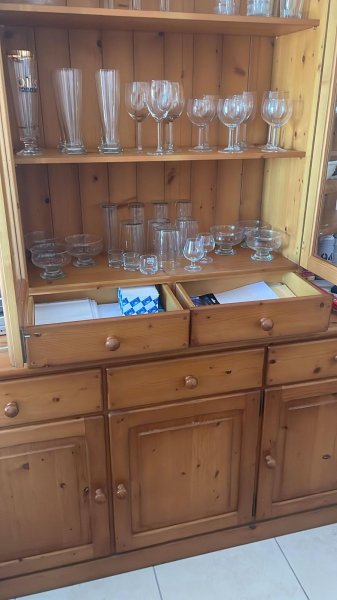 Alcudia - Schöner Vitrinenschrank / Anrichte aus Holz (Landhausstil)  Zu verschenken!
