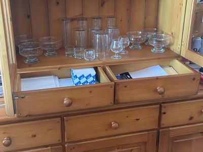 Alcudia - Schöner Vitrinenschrank / Anrichte aus Holz (Landhausstil)  Zu verschenken!