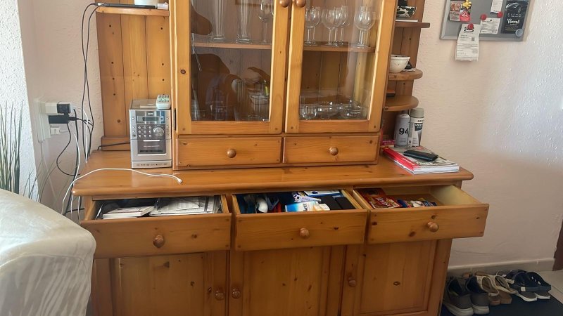 Alcudia - Schöner Vitrinenschrank / Anrichte aus Holz (Landhausstil)  Zu verschenken!