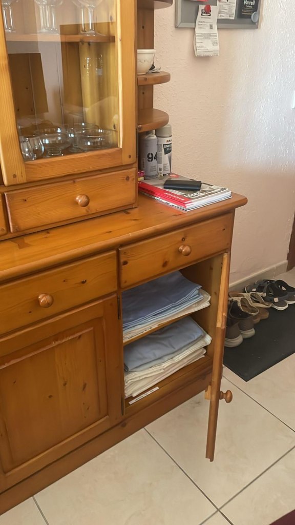 Alcudia - Schöner Vitrinenschrank / Anrichte aus Holz (Landhausstil)  Zu verschenken!