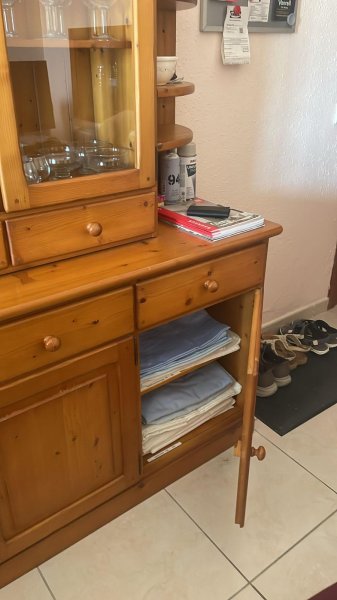 Alcudia - Schöner Vitrinenschrank / Anrichte aus Holz (Landhausstil)  Zu verschenken!