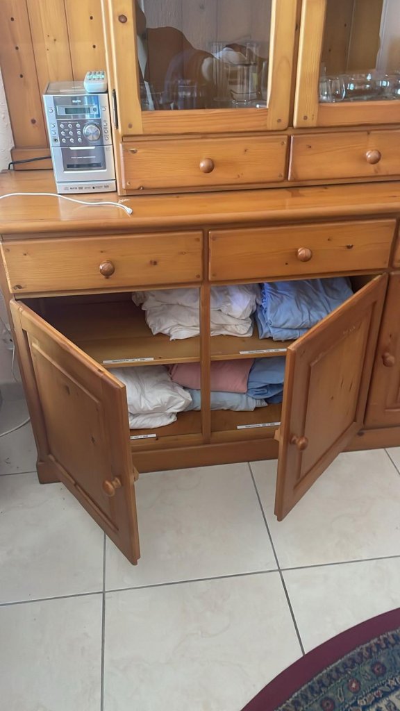 Alcudia - Schöner Vitrinenschrank / Anrichte aus Holz (Landhausstil)  Zu verschenken!