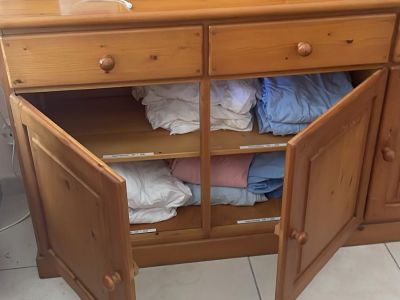 Alcudia - Schöner Vitrinenschrank / Anrichte aus Holz (Landhausstil)  Zu verschenken!