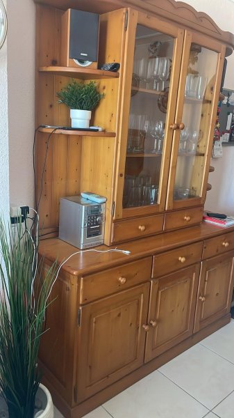 Alcudia - Schöner Vitrinenschrank / Anrichte aus Holz (Landhausstil)  Zu verschenken!