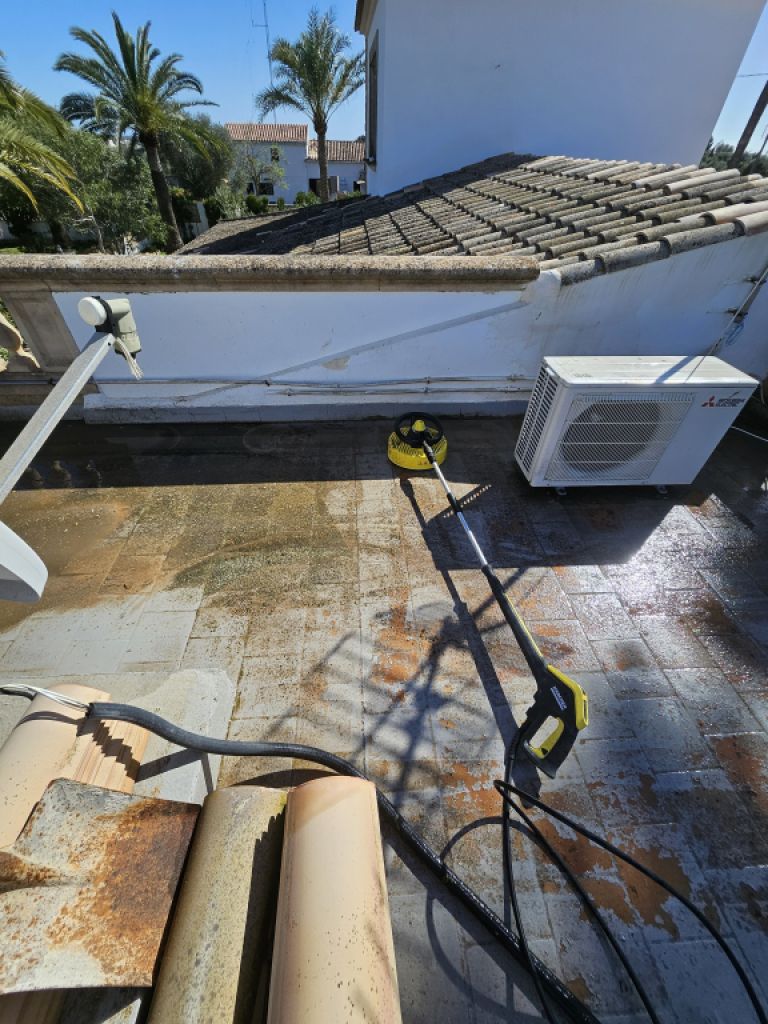 Jardinero todoterreno ofrece ayuda en el jardín