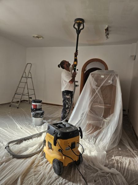 Jardinero todoterreno ofrece ayuda en el jardín