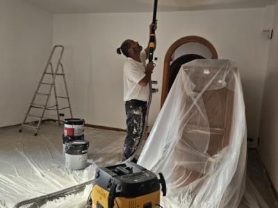 Jardinero todoterreno ofrece ayuda en el jardín