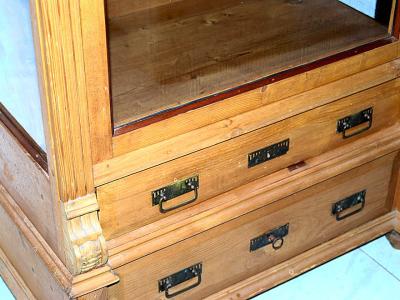 alter Bauern-Vitrinenschrank - Fichte/Lärche