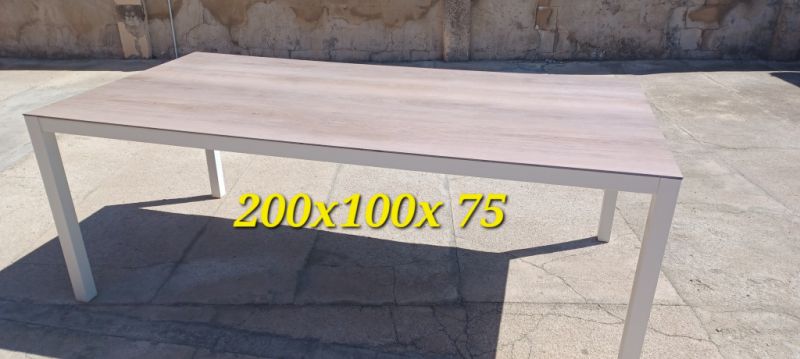 Aluminium-Gartentisch.