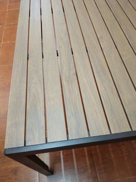 Aluminium-Gartentisch.