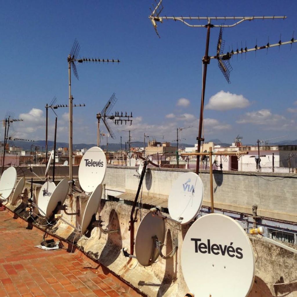 Antenneninstallateur für deutsche Sender, Satellitenschüssel