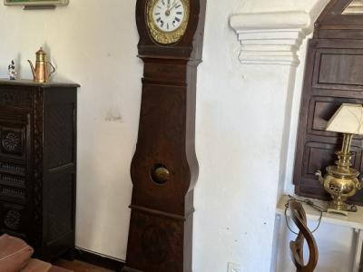 Antike mallorquinische Holz-Standuhr, mechanisch mit Glockenwerk und Pendel zum Aufziehen