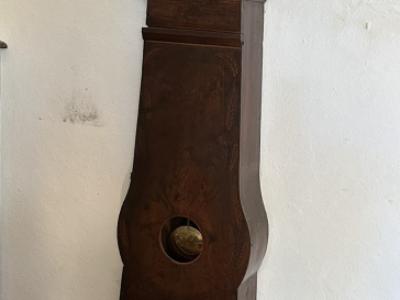 Antike mallorquinische Holz-Standuhr, mechanisch mit Glockenwerk und Pendel zum Aufziehen