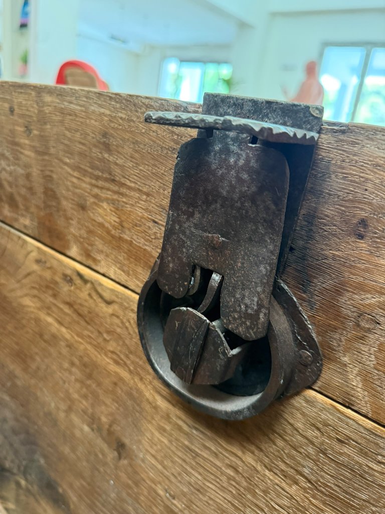 Antike massive Holztruhe aus der Zeit um 1850