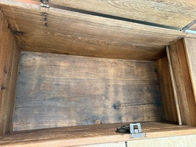 Antike massive Holztruhe aus der Zeit um 1850