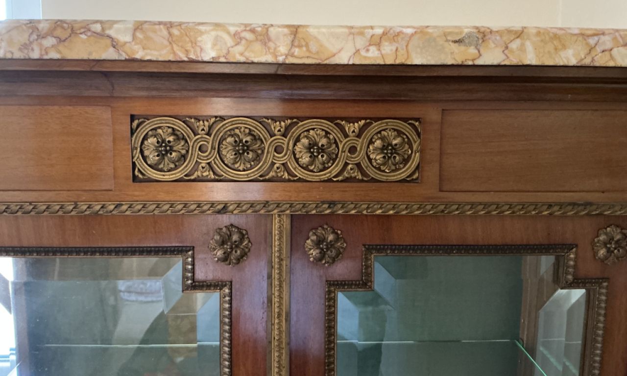 Vitrina antigua Luis XVI / Neoclasicismo, placa de mármol, aprox. 160 x 85 x 43 cm