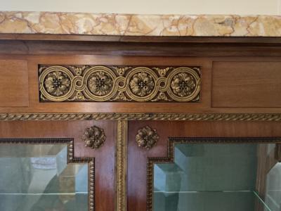 Vitrina antigua Luis XVI / Neoclasicismo, placa de mármol, aprox. 160 x 85 x 43 cm