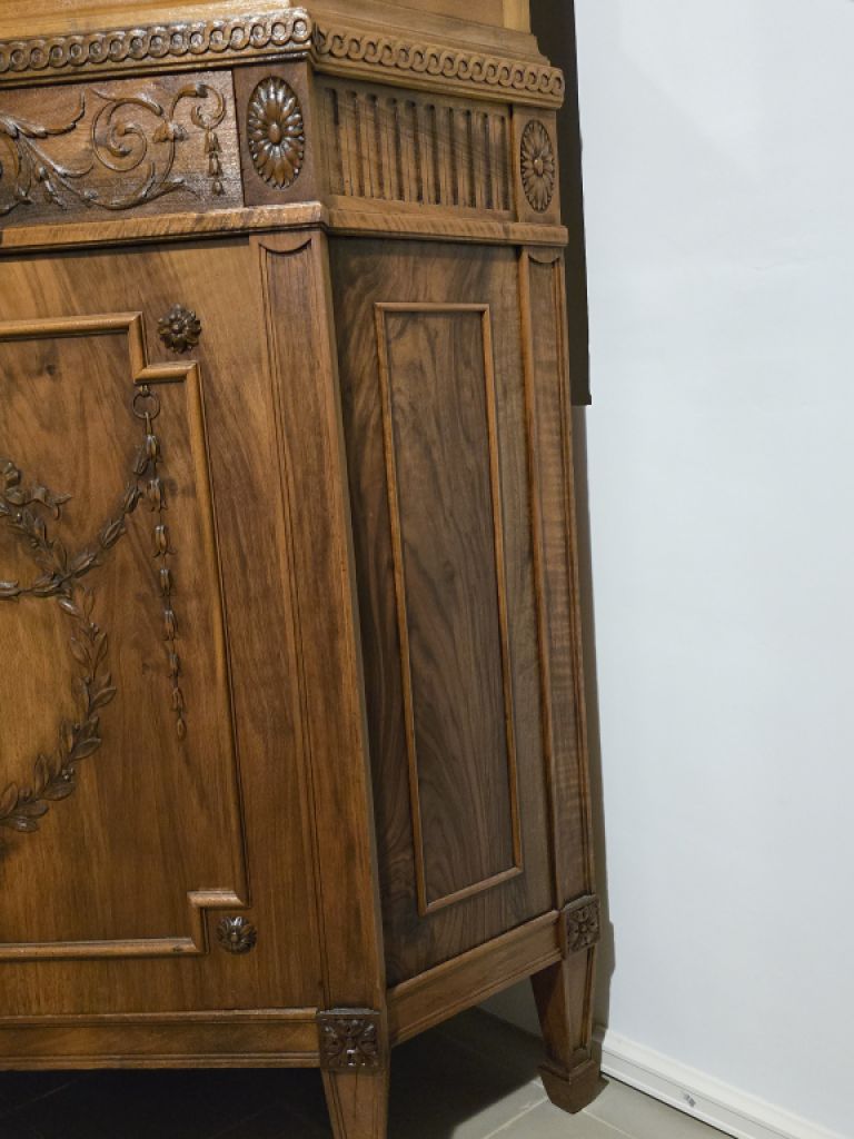 antiker Eckschrank in Nußbaum, Louis Seize