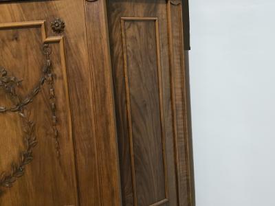 antiker Eckschrank in Nußbaum, Louis Seize