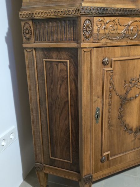 antiker Eckschrank in Nußbaum, Louis Seize