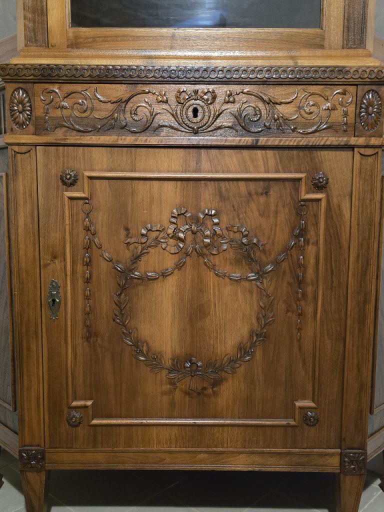 antiker Eckschrank in Nußbaum, Louis Seize