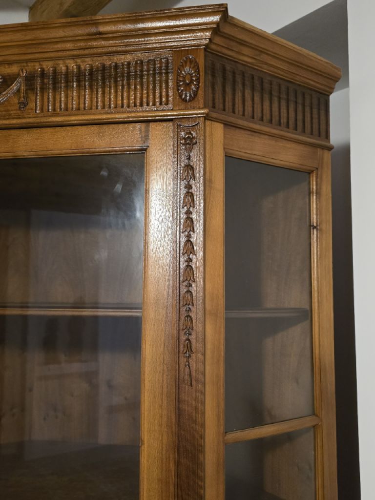 antiker Eckschrank in Nußbaum, Louis Seize