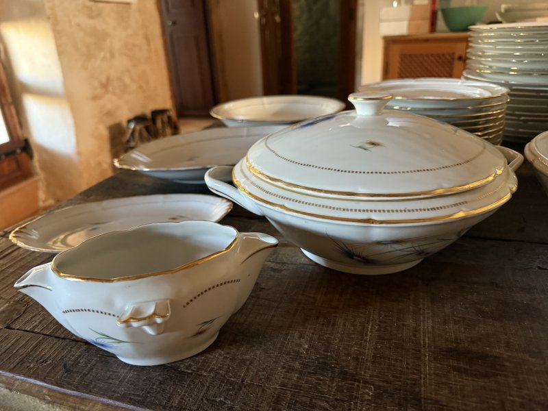 Servicio de porcelana Limoges antiguo "Kornblume" completo de 46 piezas para 12 personas
