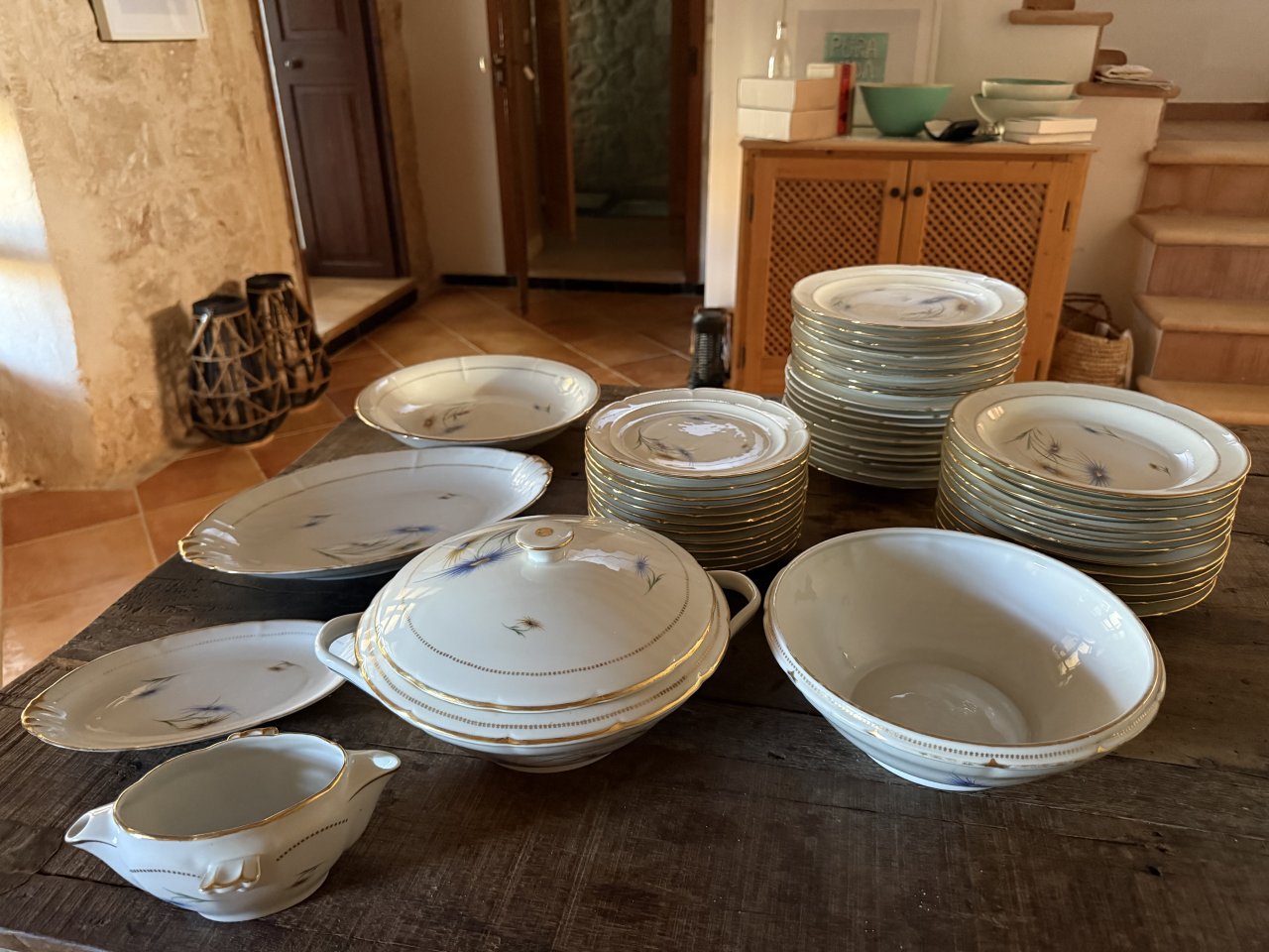 Servicio de porcelana Limoges antiguo "Kornblume" completo de 46 piezas para 12 personas