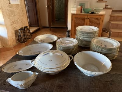 Servicio de porcelana Limoges antiguo "Kornblume" completo de 46 piezas para 12 personas