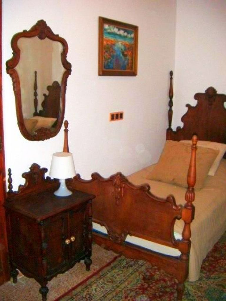 Antikes Schlafzimmer komplett 2 Betten Schrank Kommode Nachttisch Spiegel