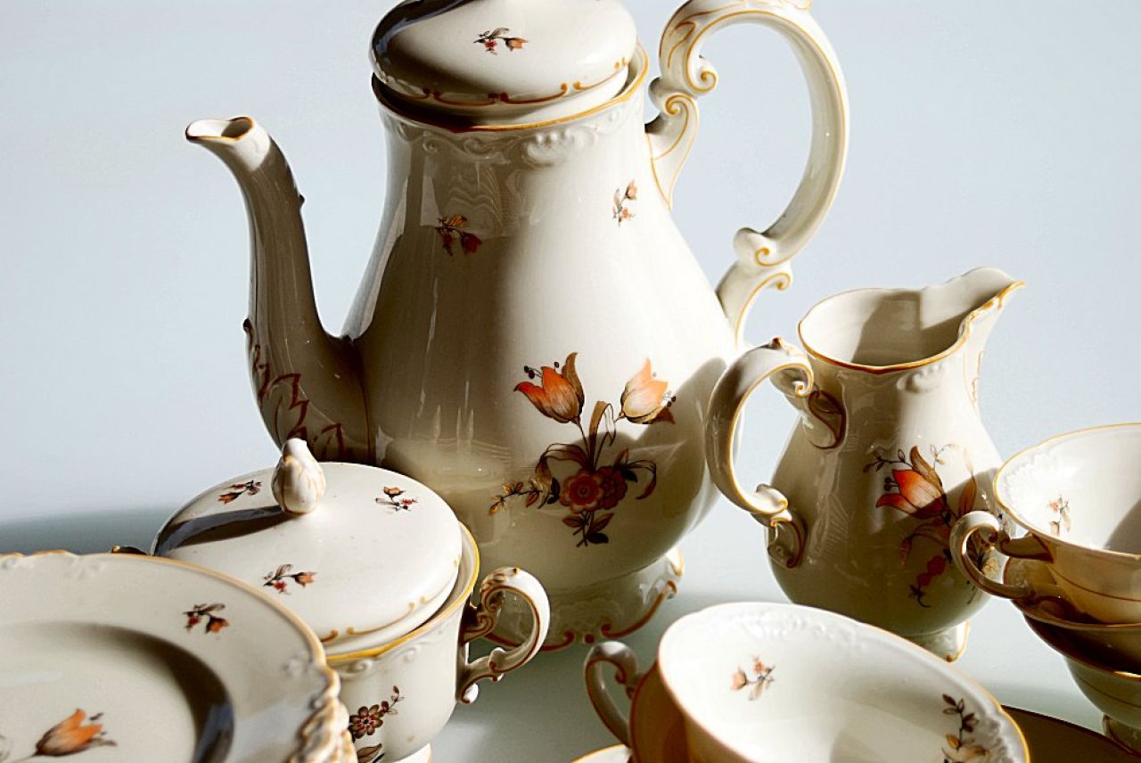 Antique Tettau Coffee Service (40 pieces) 12 persons Ivory Porcelain Gold Rim 1950s